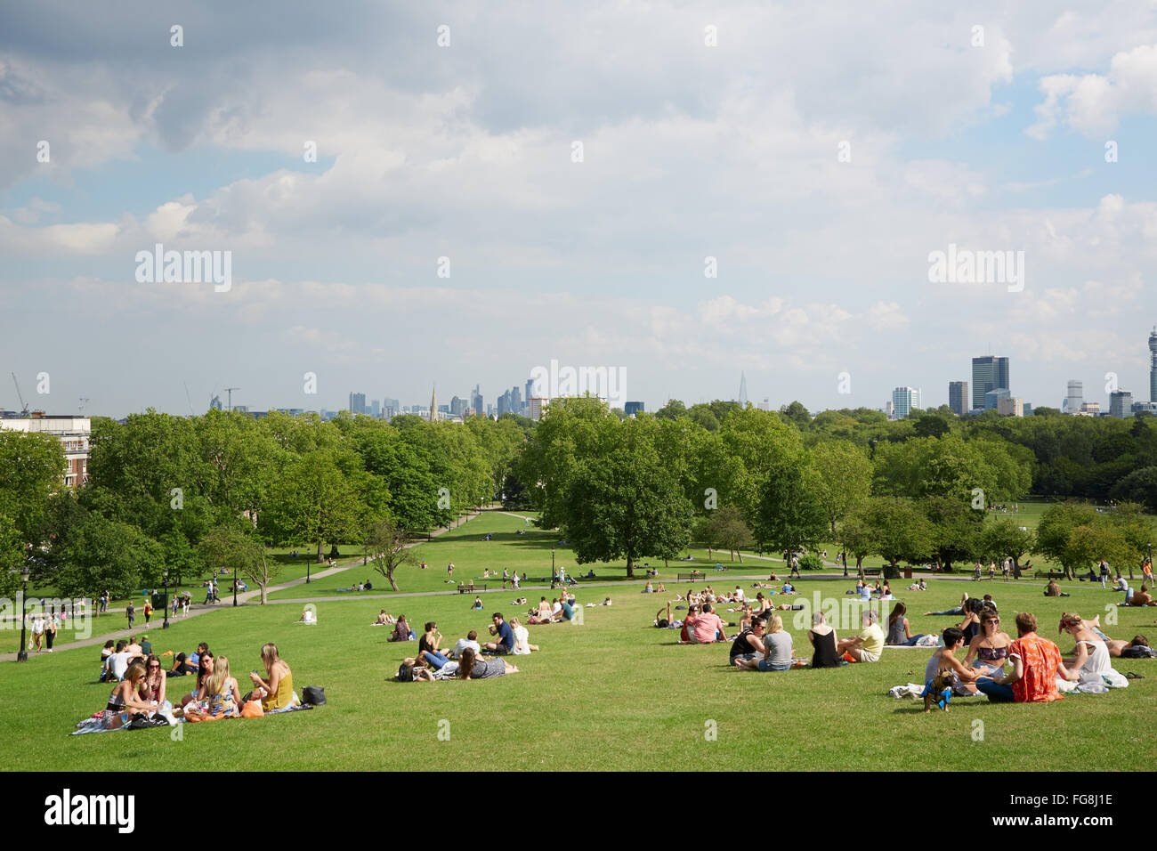 Primrose Hill top avec vue sur la ville de Londres et les gens se détendre dans le parc de Londres Banque D'Images