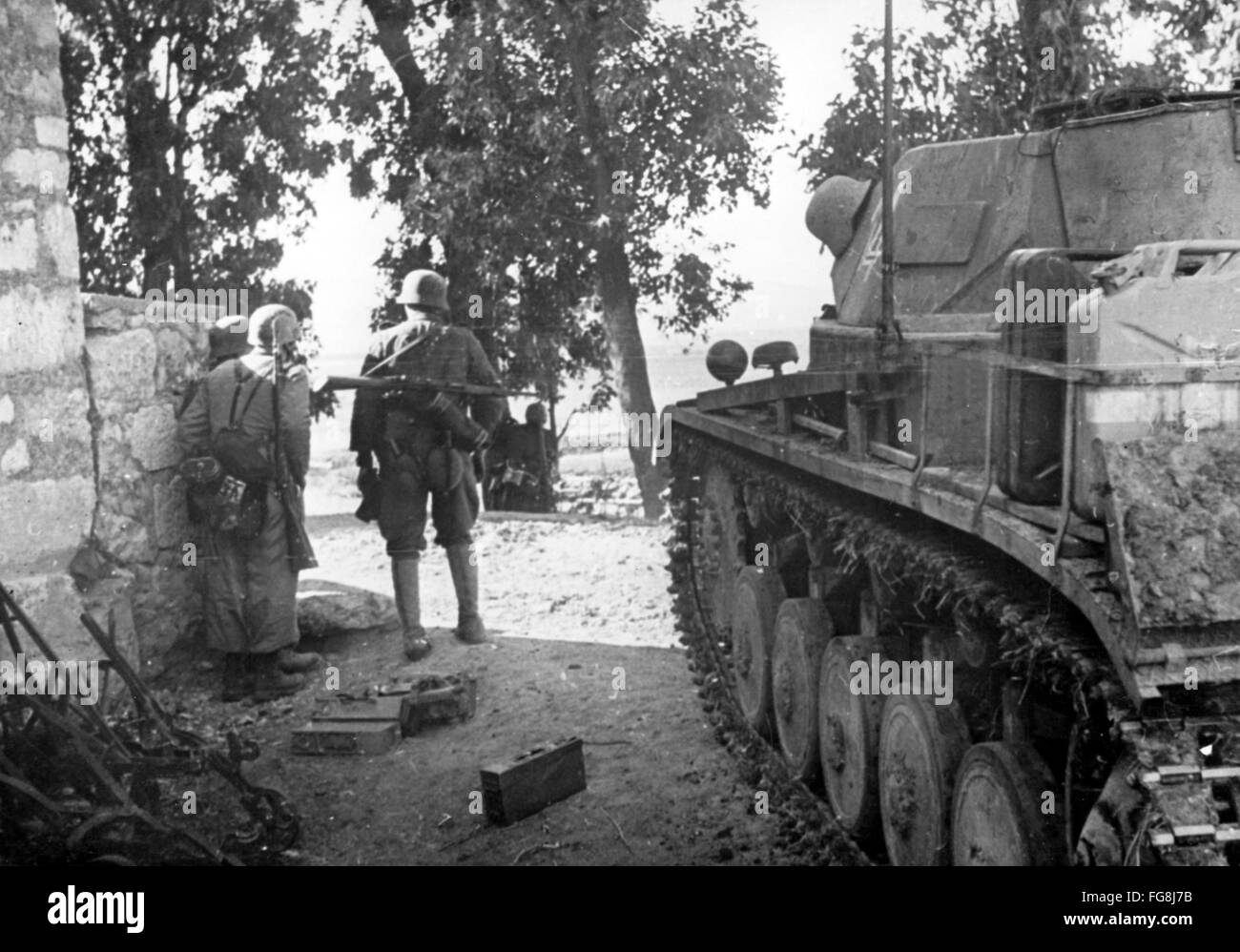 Le tableau de la propagande nazie montre cacher des soldats de la Wehrmacht allemande avec un char en Tunisie. La photo a été publiée en février 1943. Fotoarchiv für Zeitgeschichte - PAS DE SERVICE DE FIL- Banque D'Images