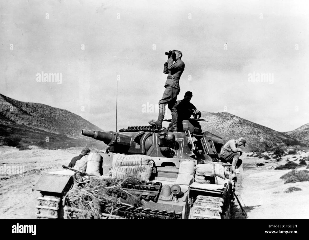 Le tableau de la propagande nazie montre des soldats de la Wehrmacht allemande sur un char en Tunisie. La photo a été prise en mars 1943. Fotoarchiv für Zeitgeschichtee - PAS DE SERVICE DE VIREMENT - Banque D'Images