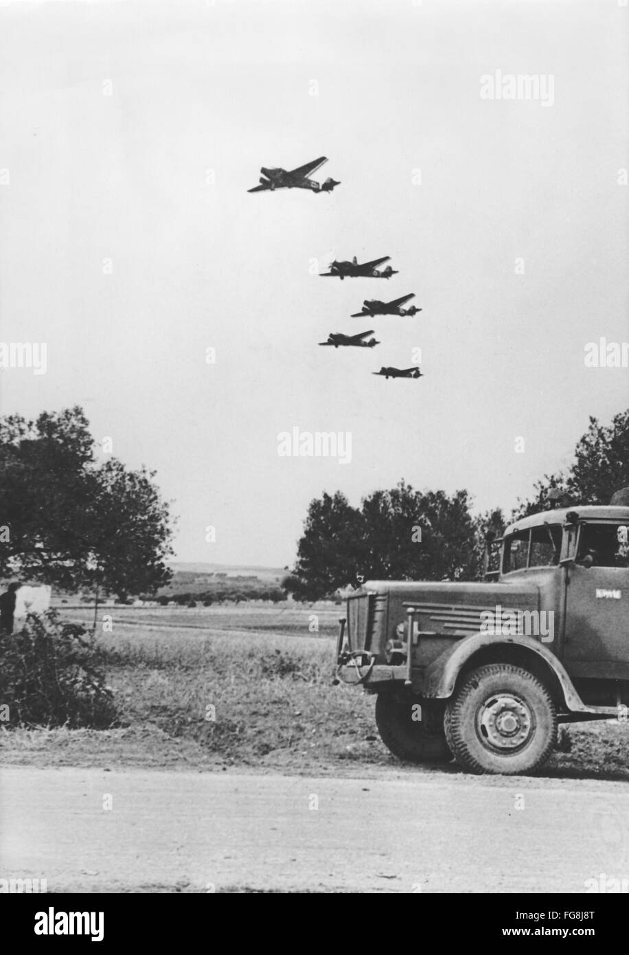 L'image de la propagande nazie! Décrit les avions de transport de la Wehrmacht allemande sur le chemin de la Tunisie, publié le 17 décembre 1942. Lieu inconnu. Fotoarchiv für Zeitgeschichte Banque D'Images