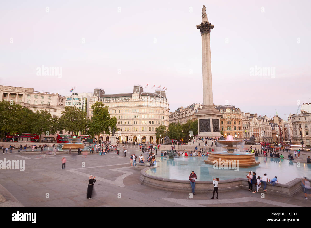 Trafalgar square avec les gens et les touristes au crépuscule à Londres Banque D'Images