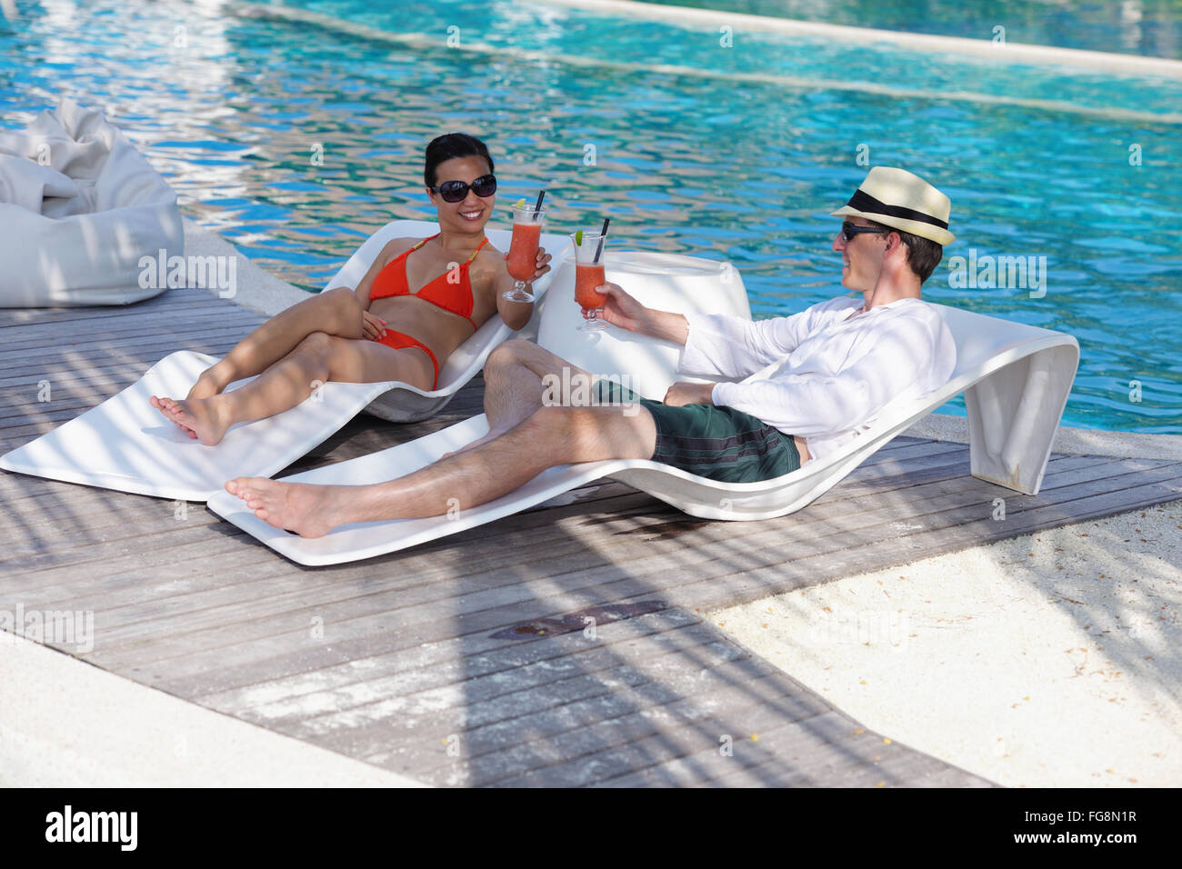 Happy young couple s'amuser sur la plage Banque D'Images