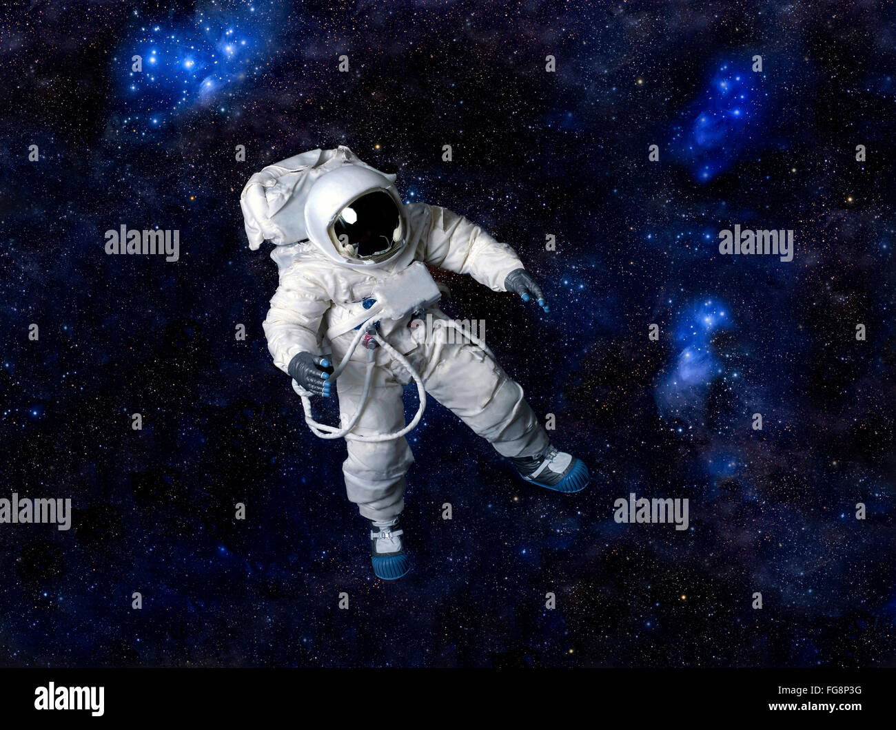 Flottant dans l'espace profond astronaute Banque D'Images