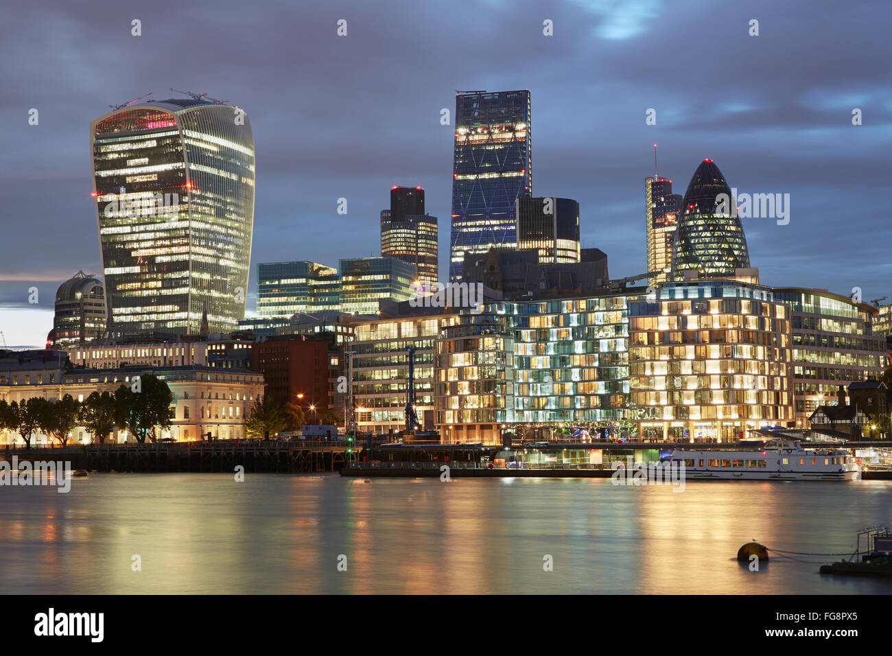 Gratte-ciel de Londres vue sur l'horizon de lumière le soir avec les réflexions de la rivière Thames Banque D'Images