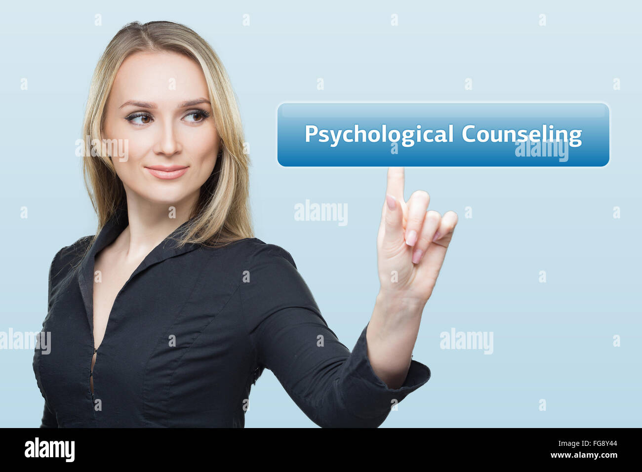 Businesswoman appuie sur le bouton Aide psychologique sur les écrans virtuels. la technologie, internet et réseau concept. Banque D'Images