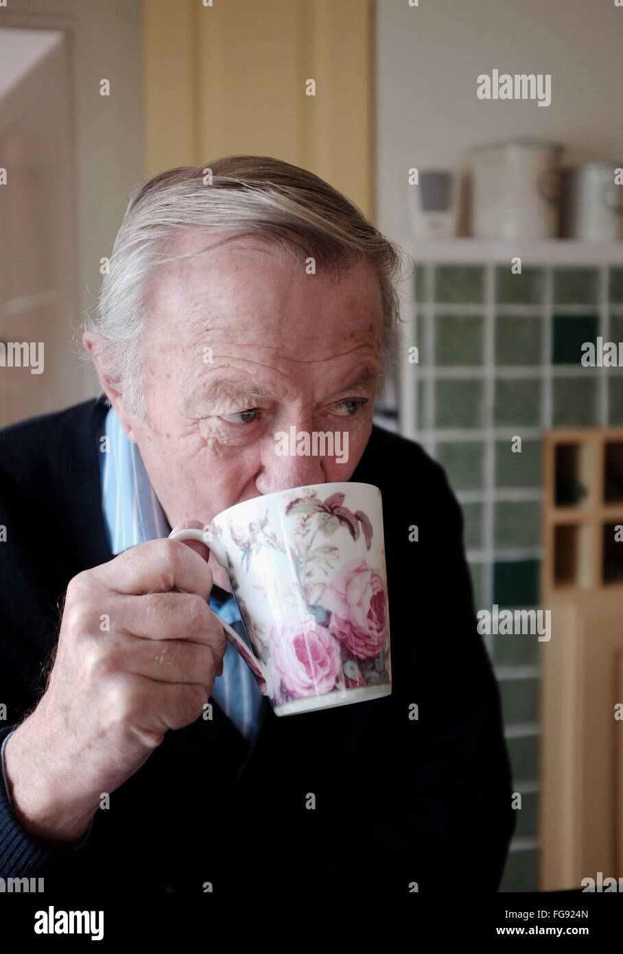Personnes âgées male drinking hot mug de café ou de thé à la santé cuisine Banque D'Images