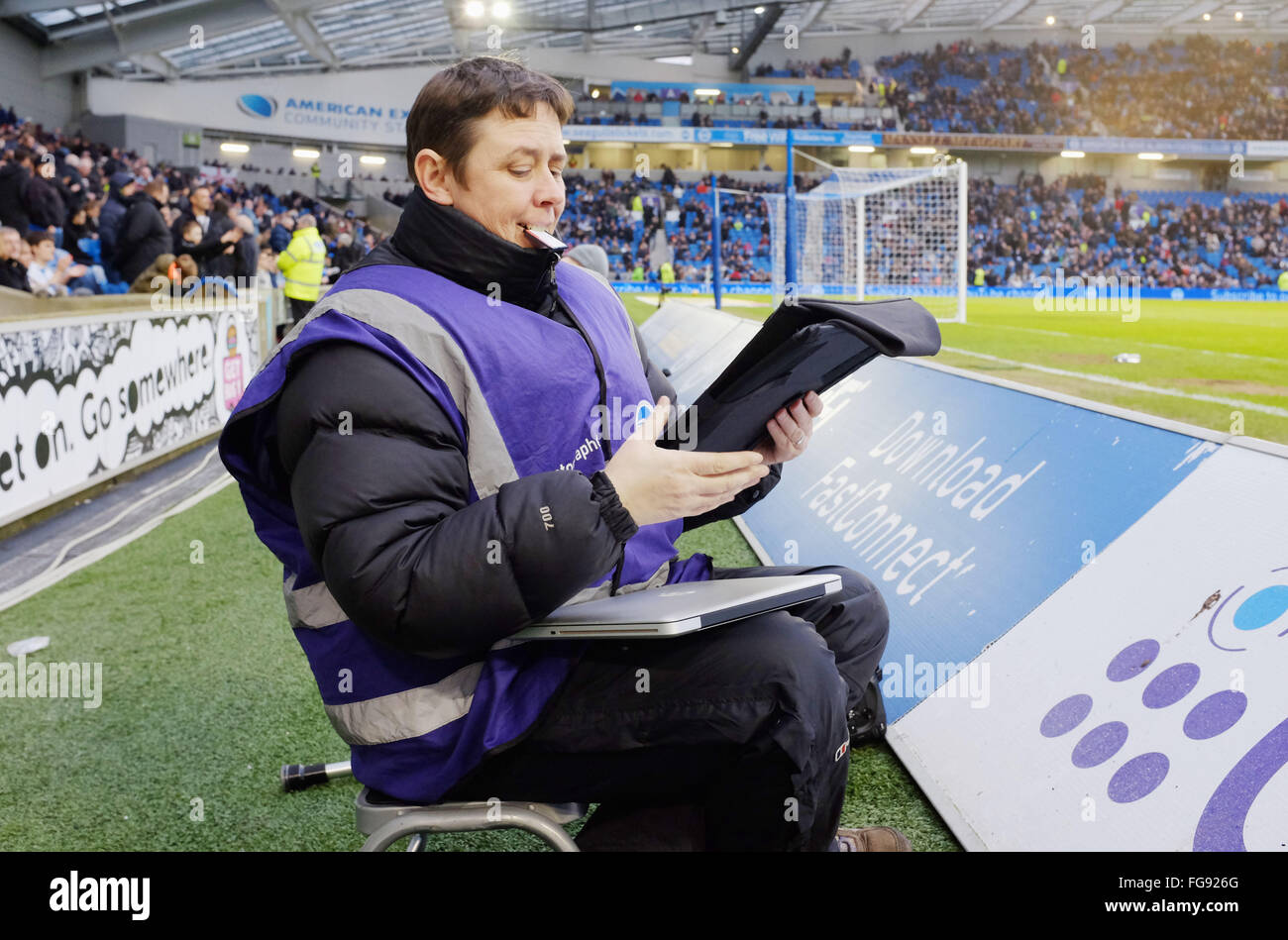 Photographe de football sportif féminin au travail avec un long téléobjectif prenant des photos pitchside 2016 Banque D'Images
