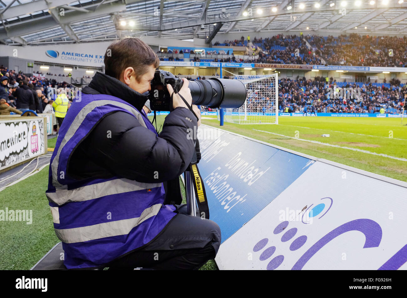 Photographe de football sportif féminin au travail avec un long téléobjectif prenant des photos pitchside 2016 Banque D'Images