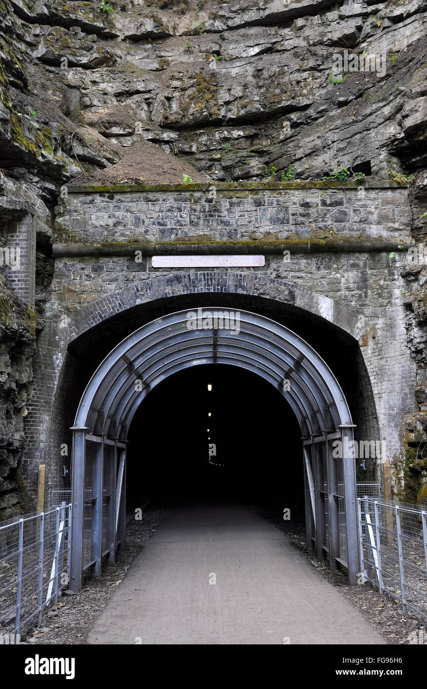 Pierre tombale de tunnel sur le sentier Monsal dans le Peak District, Derbyshire. L'un des nombreux tunnels ouvert comme un itinéraire à pied et à vélo Banque D'Images