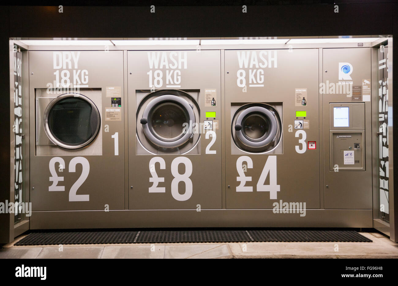 24/7 révolution piscine laverie en libre-service blanchisserie / laverie  automatique en motif / parvis de station essence Esso, Twickenham. Londres.  UK Photo Stock - Alamy