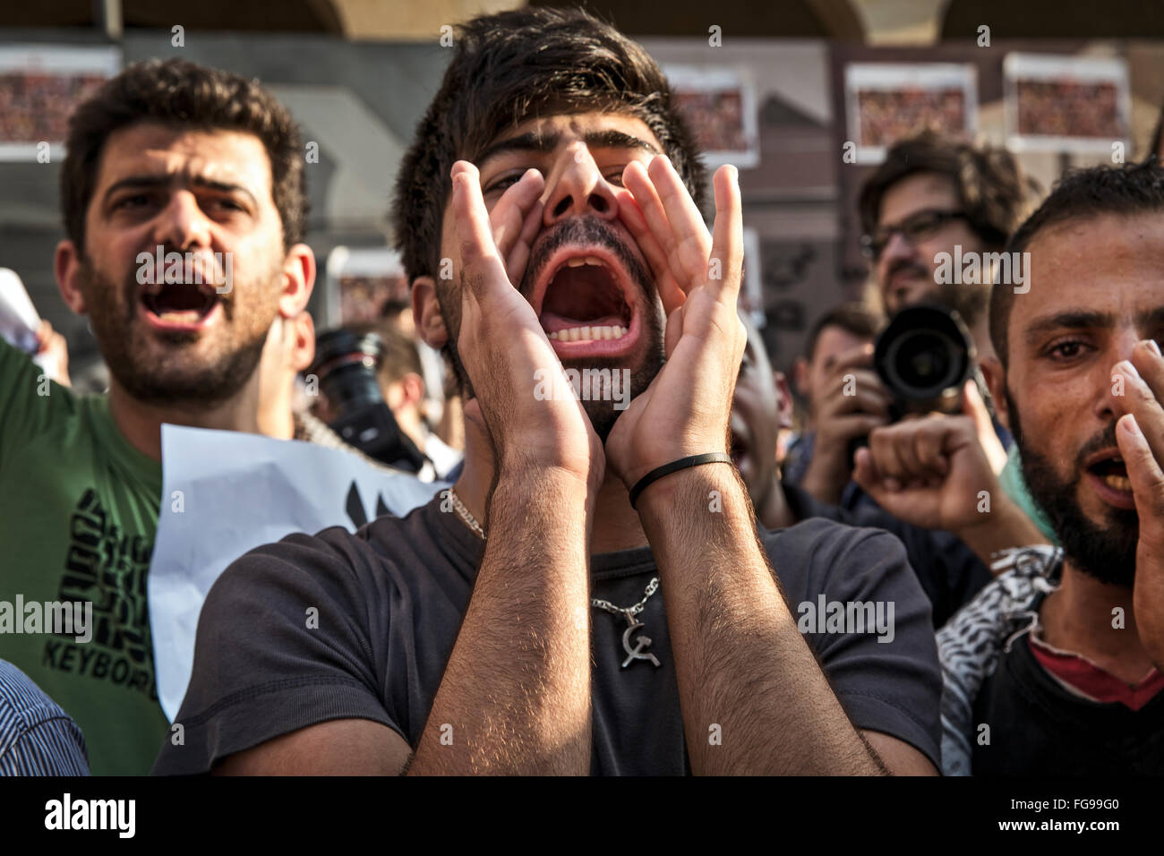 De jeunes manifestants qui protestaient dans le centre de Beyrouth contre le changement de l'assemblée législative par le gouvernement. Banque D'Images