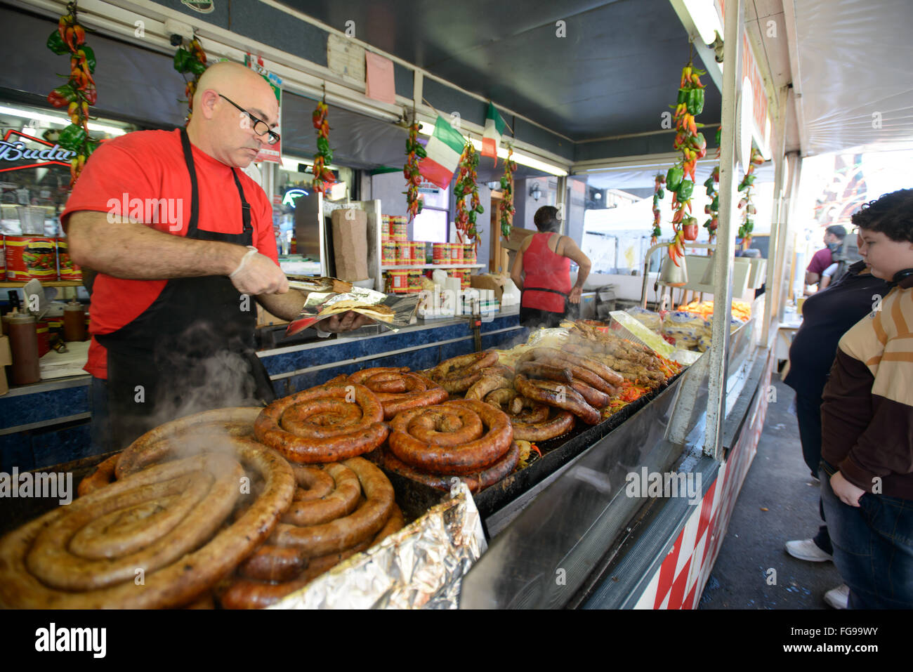 Vendeur de saucisses sur Mulberry Street à New York City Quartier la Petite Italie au cours de la fête annuelle de San Gennaro Banque D'Images