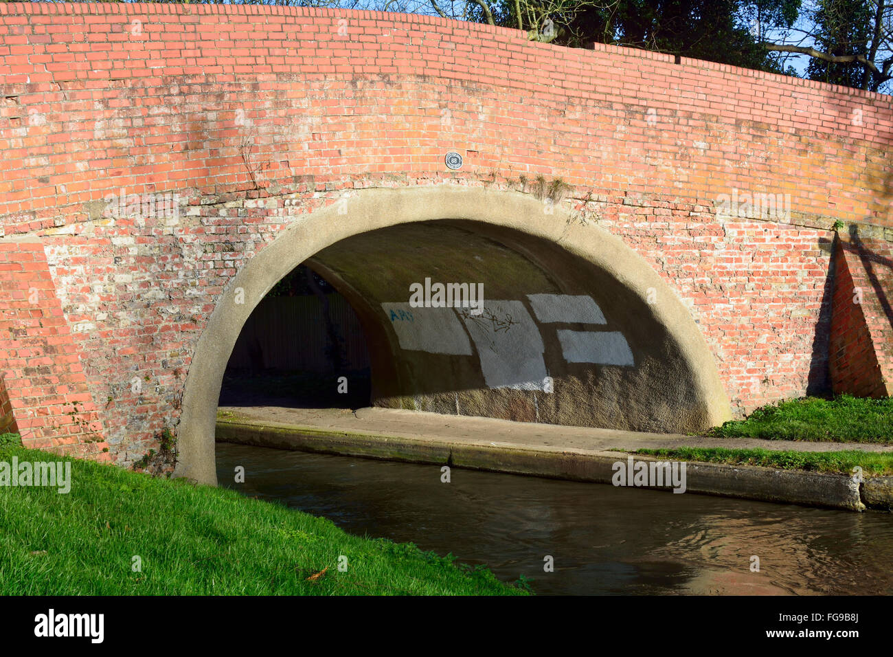 Pont sur le Grand Union Canal à Woughton-sur-le-Vert, Buckinghamshire, Angleterre Banque D'Images