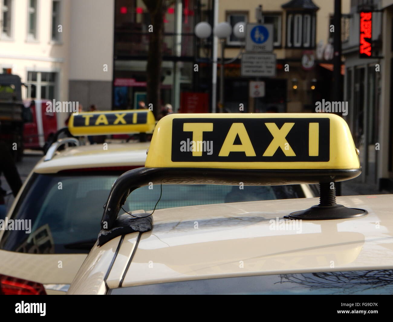 Pour les clients en attente de taxi à Bonn, Allemagne Banque D'Images