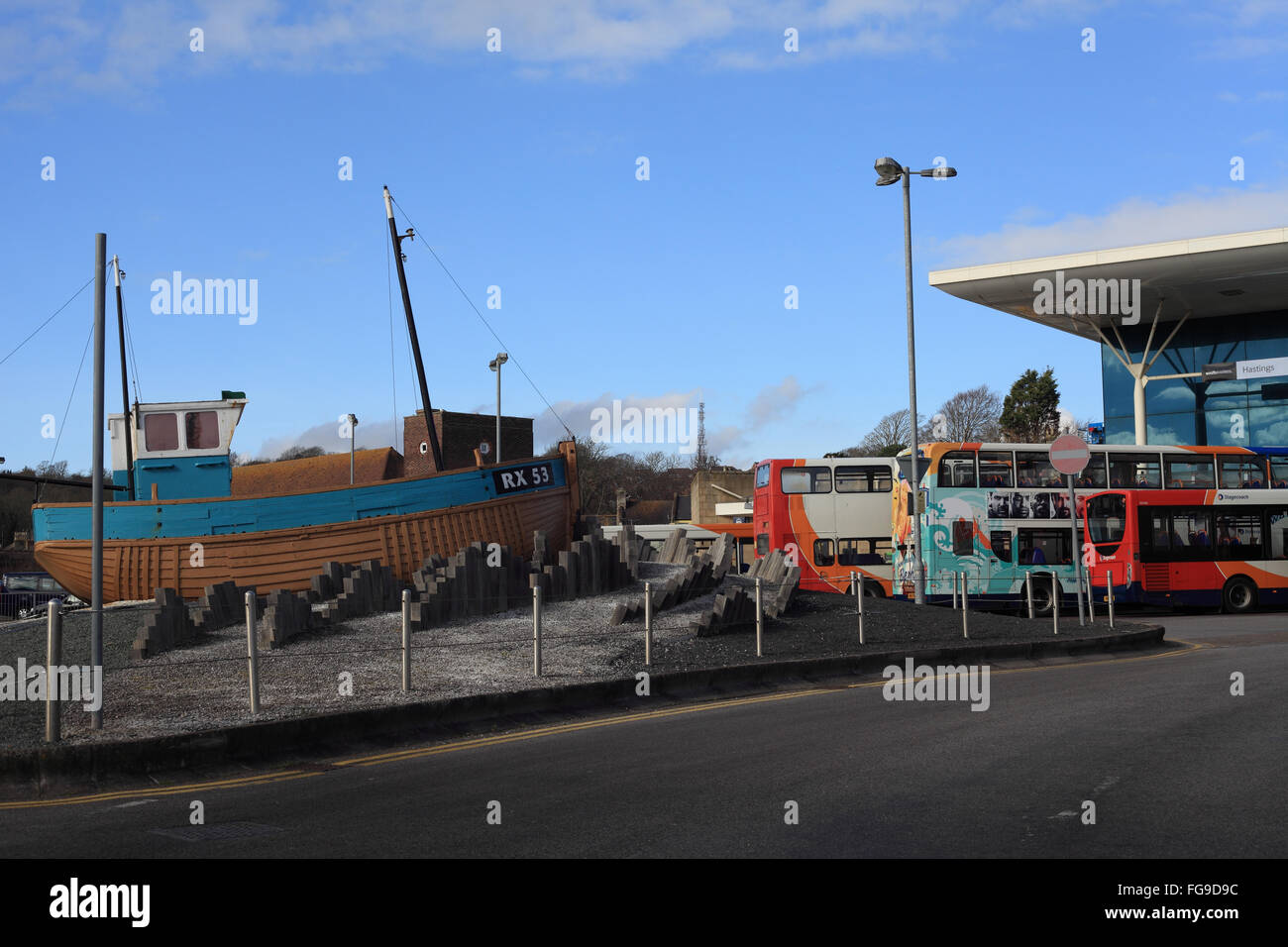 Bateau de pêche en bois traditionnel en vedette dans la série TV "Foyle's War' à l'extérieur de la gare de Hastings, East Sussex, UK Banque D'Images