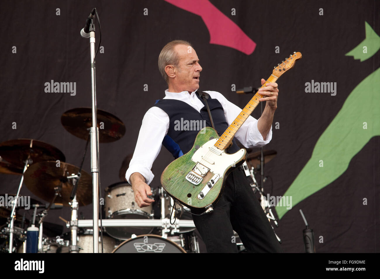 Francis Rossi de status quo l'exécution sur la pyramide, 2009 festival de Glastonbury, Somerset, Angleterre, Royaume-Uni. Banque D'Images