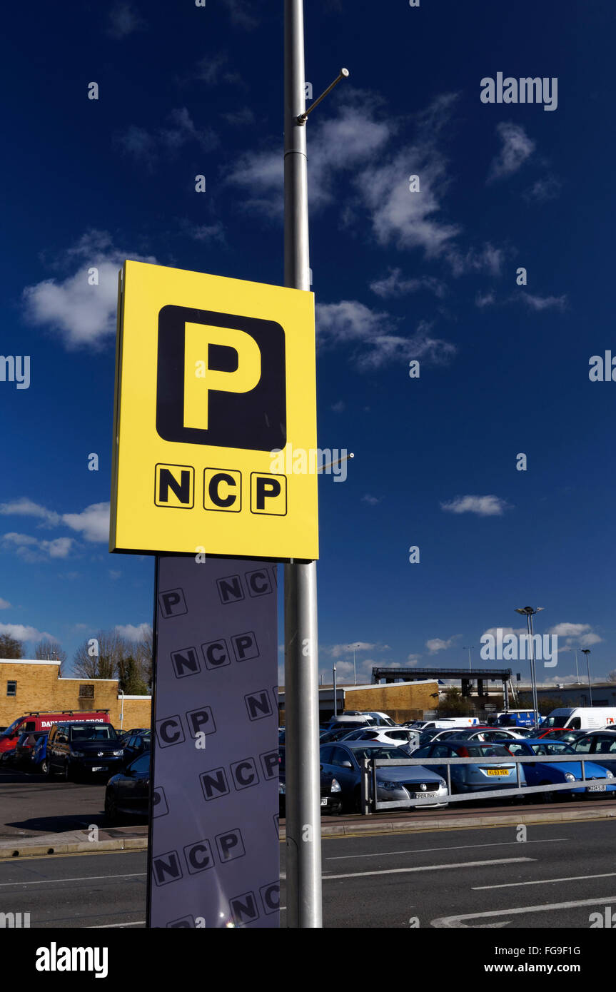 N C P parking sign, Cardiff, Pays de Galles. Banque D'Images