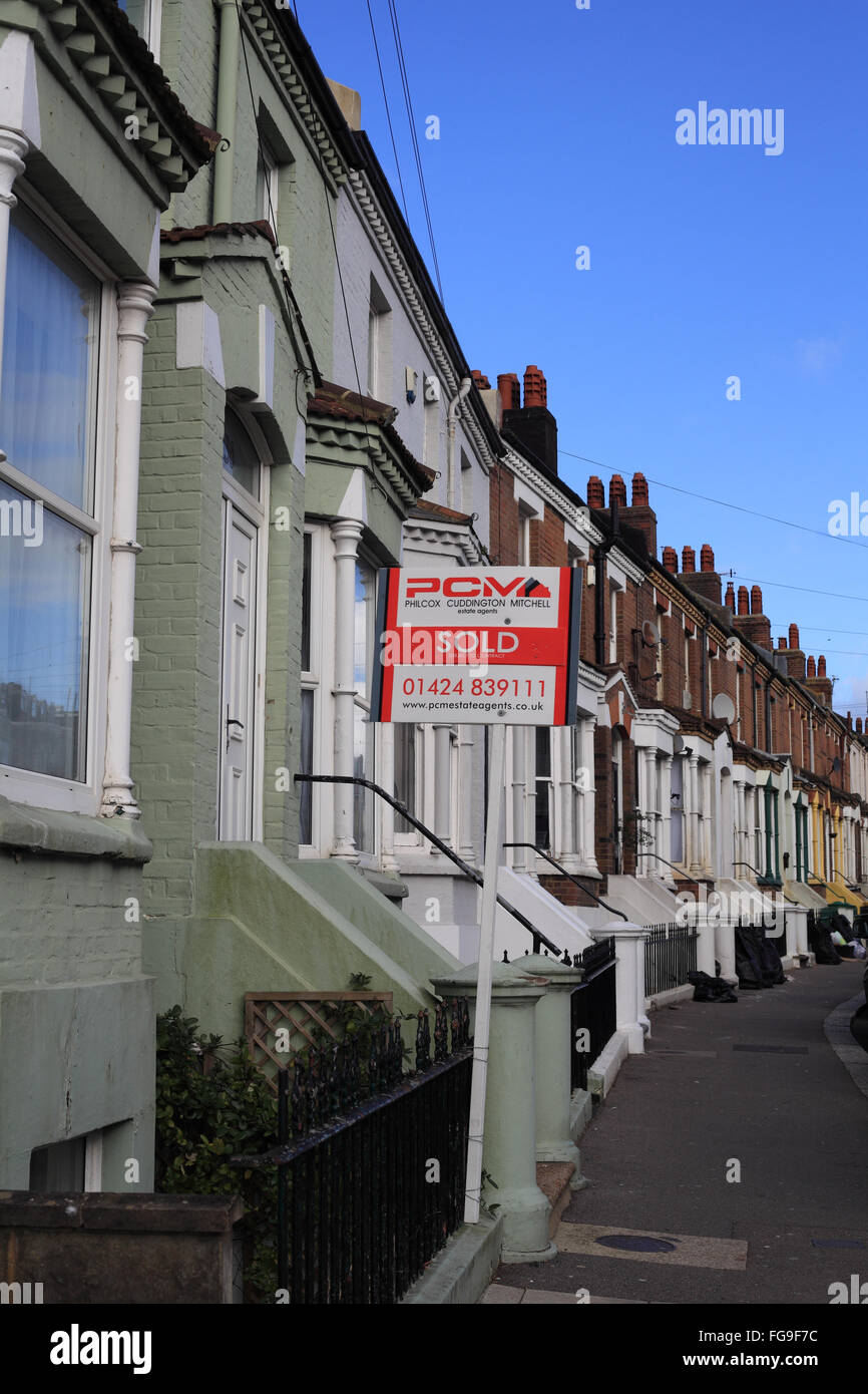 Agent immobilier vendu enseigne à l'extérieur d'une maison dans la région de Devonshire Road, Hastings, East Sussex, UK Banque D'Images