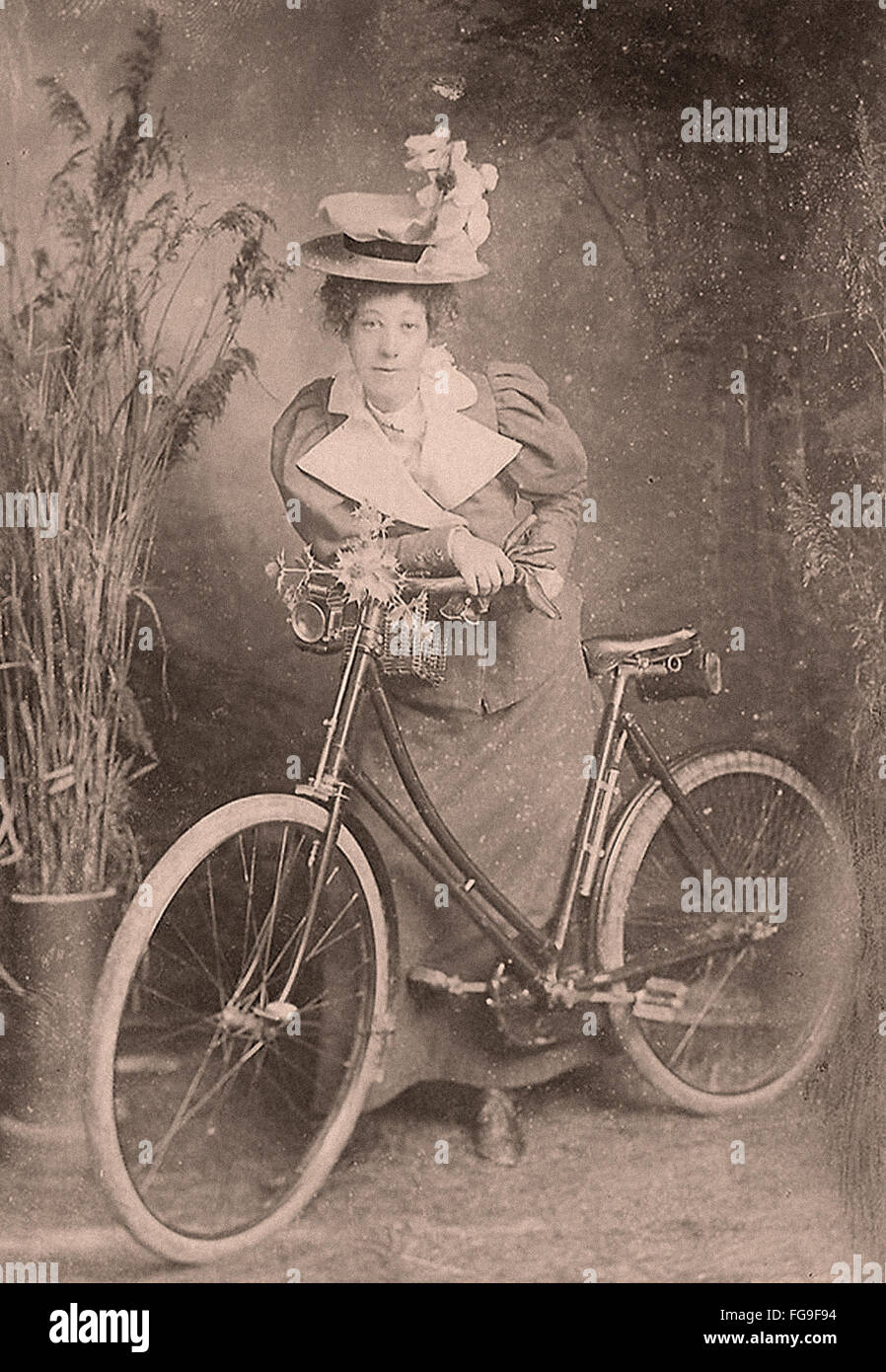 Carte Postale Ancienne – Dame à Vélo – Photo Années 1900 – Originale Postée