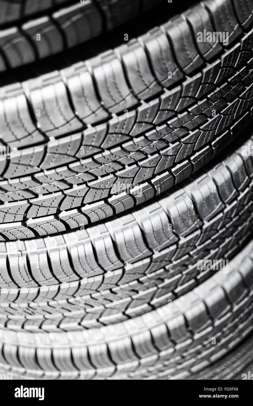 Les pneus de voiture dans une pile à un service de réparation automobile shop Banque D'Images