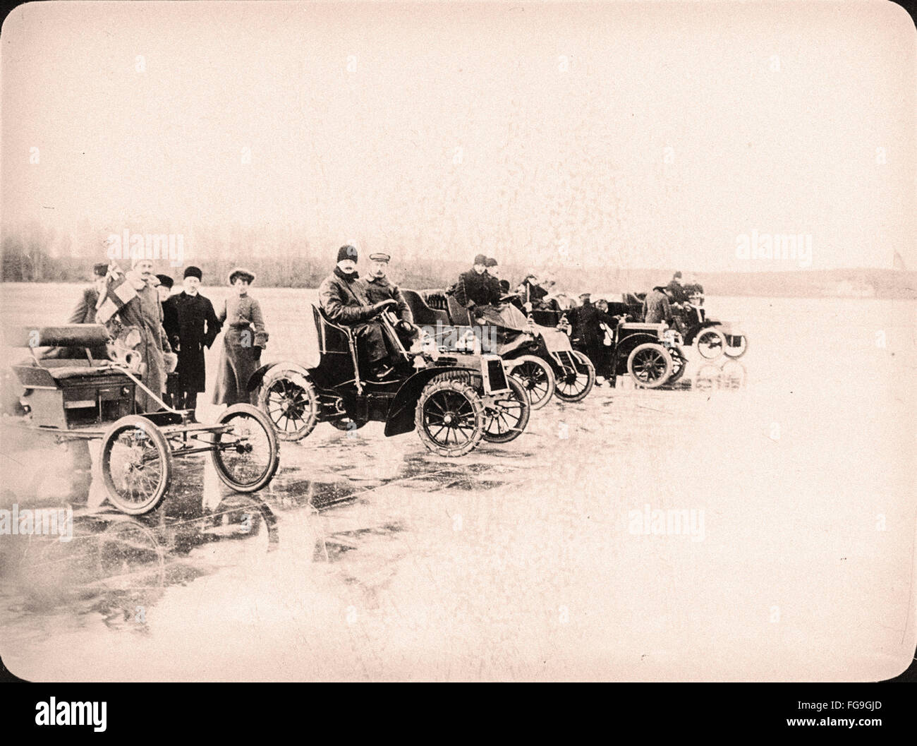 La course sur glace avec chariot ouvert tôt automobiles - 1890 Banque D'Images