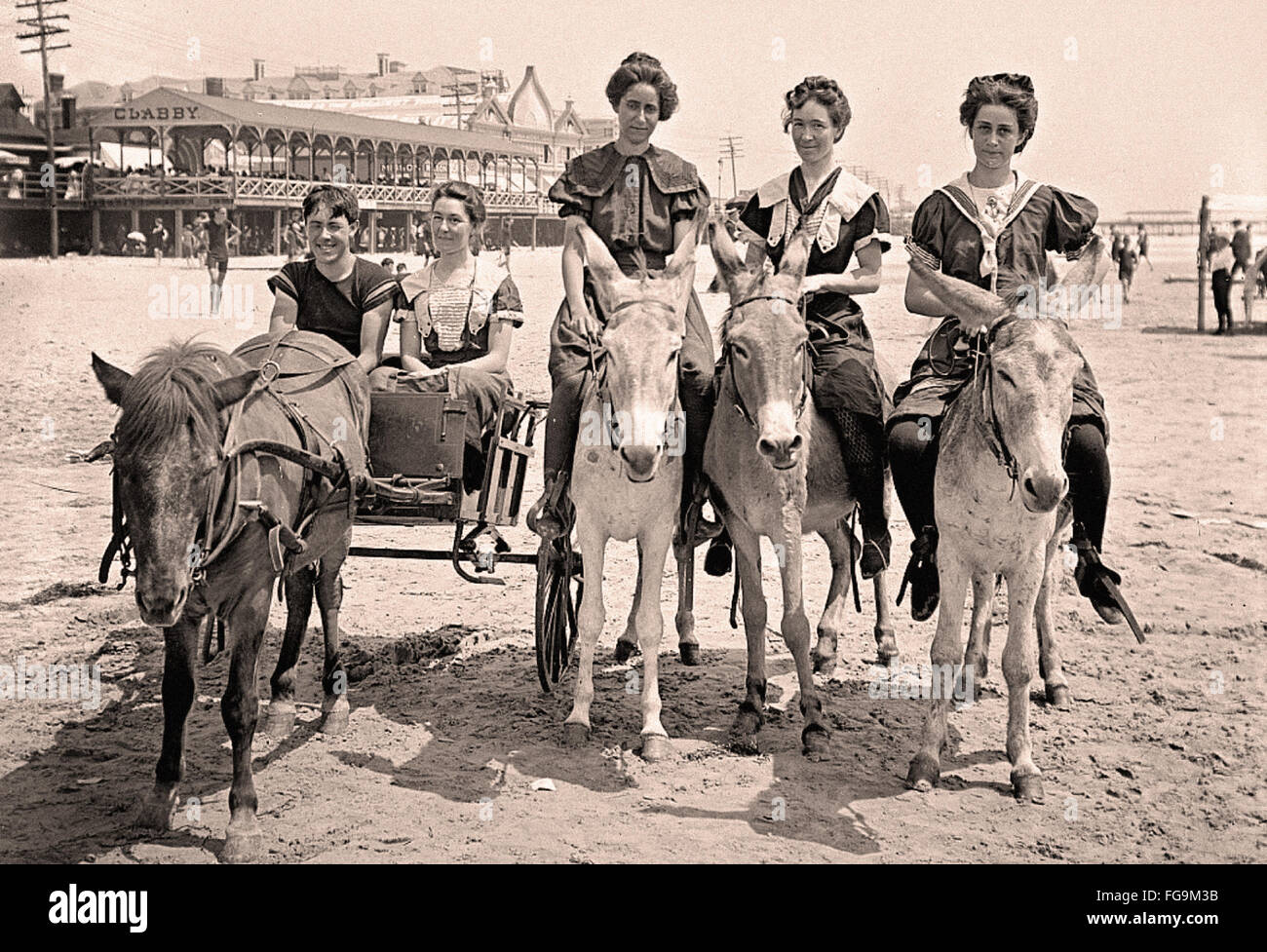 Les jeunes sur mule sur une plage Banque D'Images