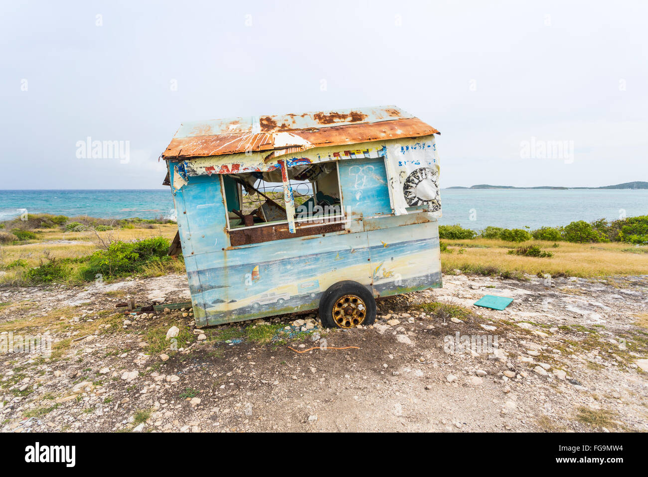 La rouille, l'abandon caravane, un snack-bar a échoué à Devil's Bridge, une formation rocheuse naturelle du littoral et une attraction touristique, Antigua, Antigua et Barbuda Banque D'Images