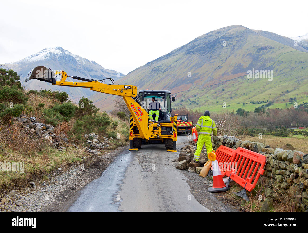 Les hommes avec digger travaillant dans road, Wasdale, Parc National de Lake District, Cumbria, Angleterre, Royaume-Uni Banque D'Images