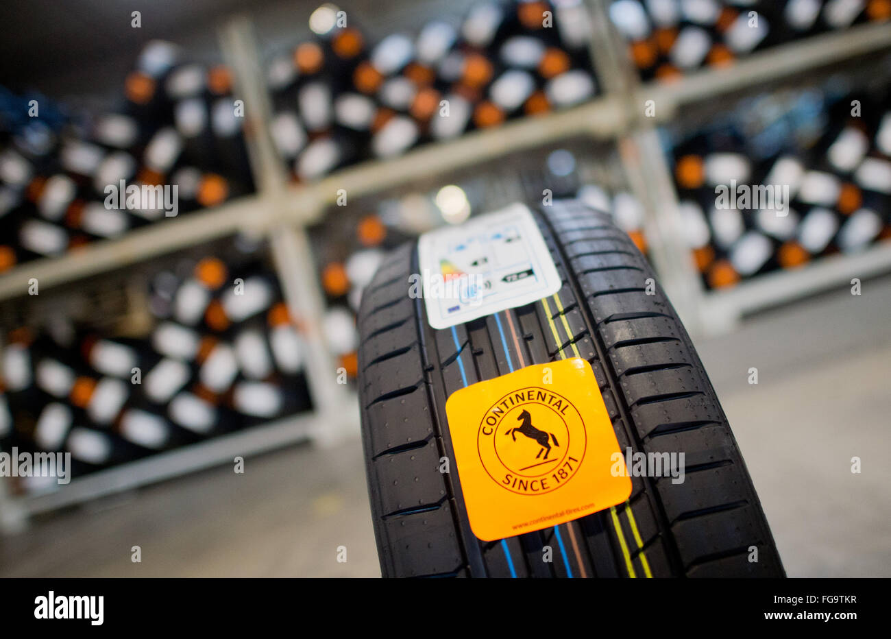 Pneus d'automobile fournisseur et fabricant de pneumatiques Continental AG sont empilés sur des étagères au centre de distribution exploités par 'Honold Logistik Gruppe' à Isernhagen, Allemagne, 17 février 2016. L'entrepôt comme à la capacité de stocker temporairement plus de 100 000 pneus Continental pour pour les voitures, camions et d'autres véhicules. Photo : Julian Stratenschulte/dpa Banque D'Images