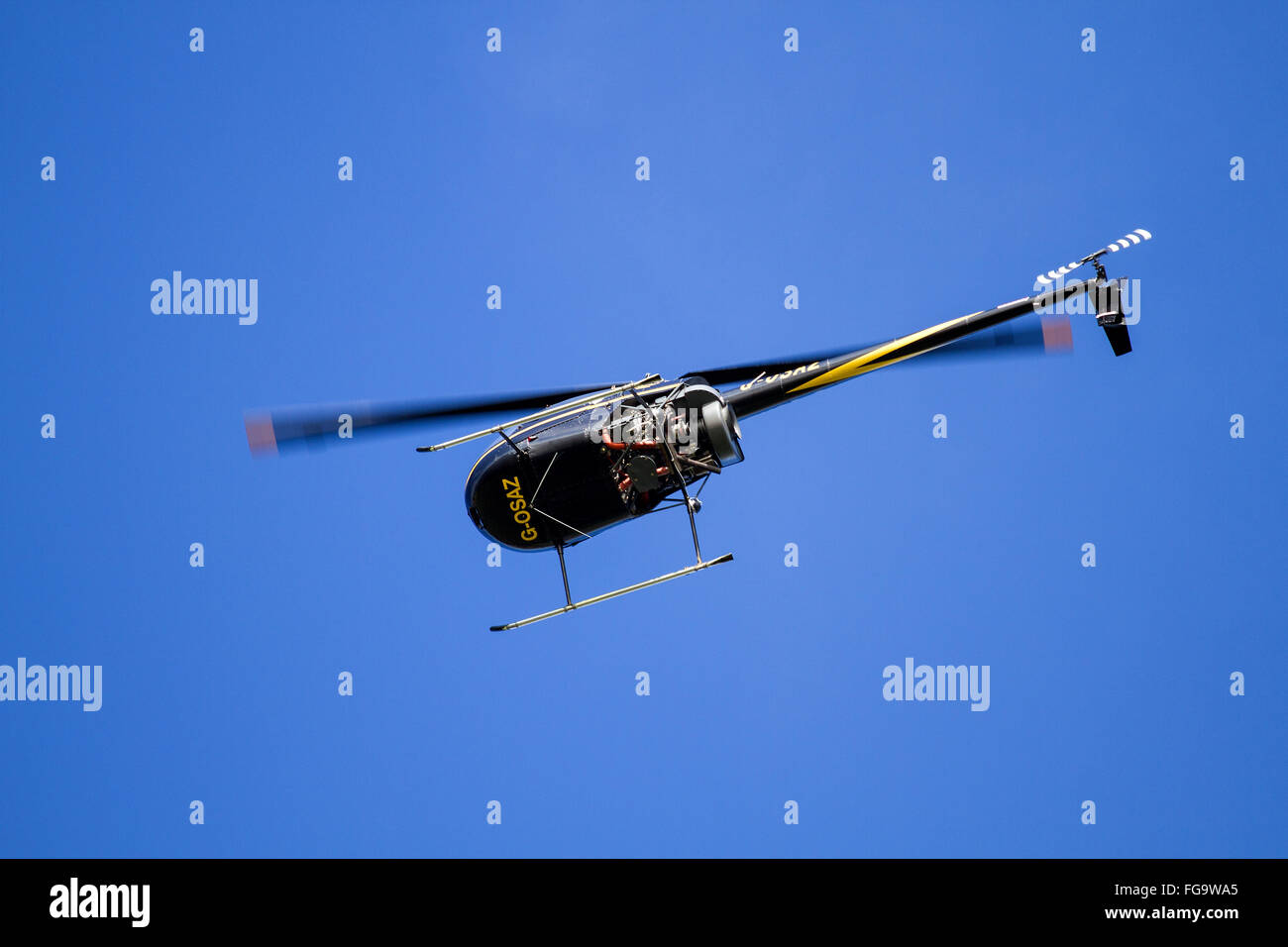 Robinson R22 G-OSAZ à deux pales est un seul moteur d'hélicoptères utilitaires légers volant au-dessus près de l'aéroport de Dundee, Royaume-Uni Banque D'Images