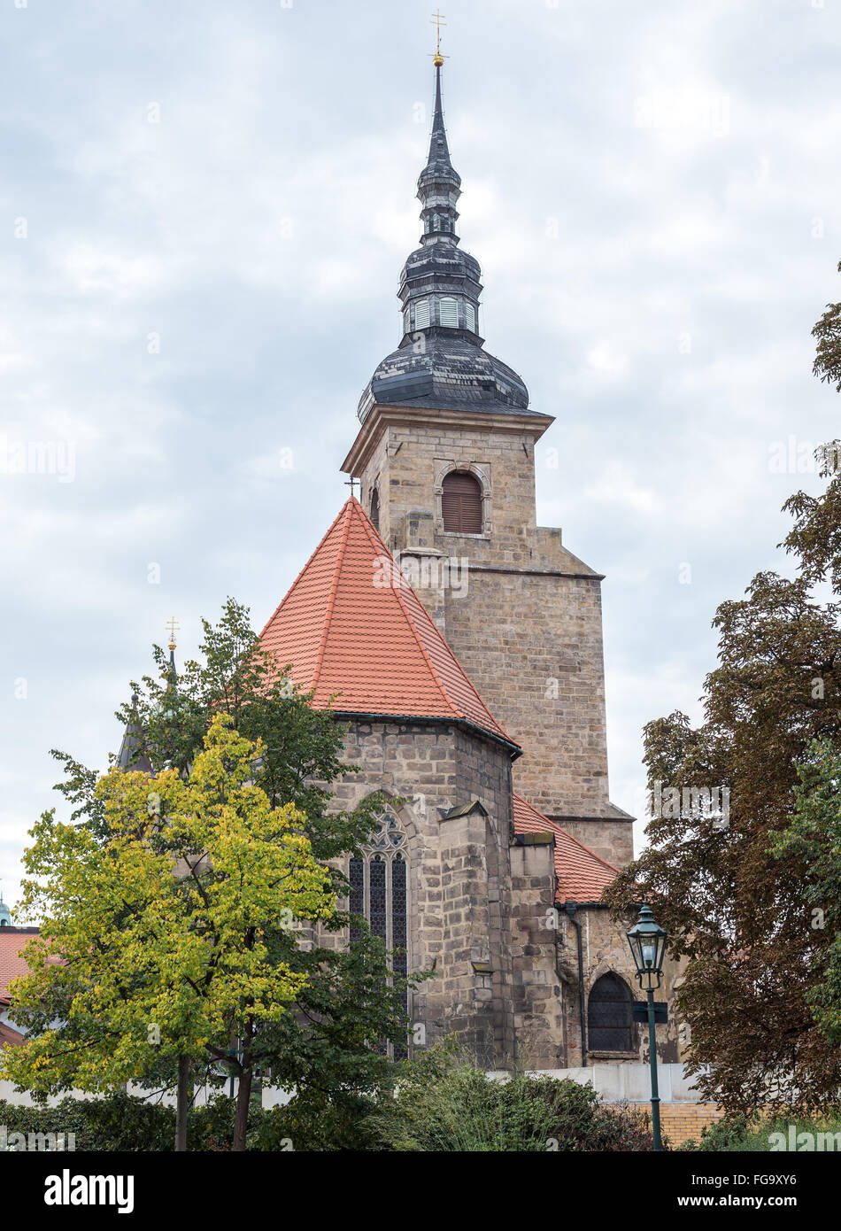 Monastère franciscain et l'église de l'Assomption de la Très Sainte Vierge Marie à Pilsen, République tchèque. Vue de l'Safarikovy Sady park Banque D'Images