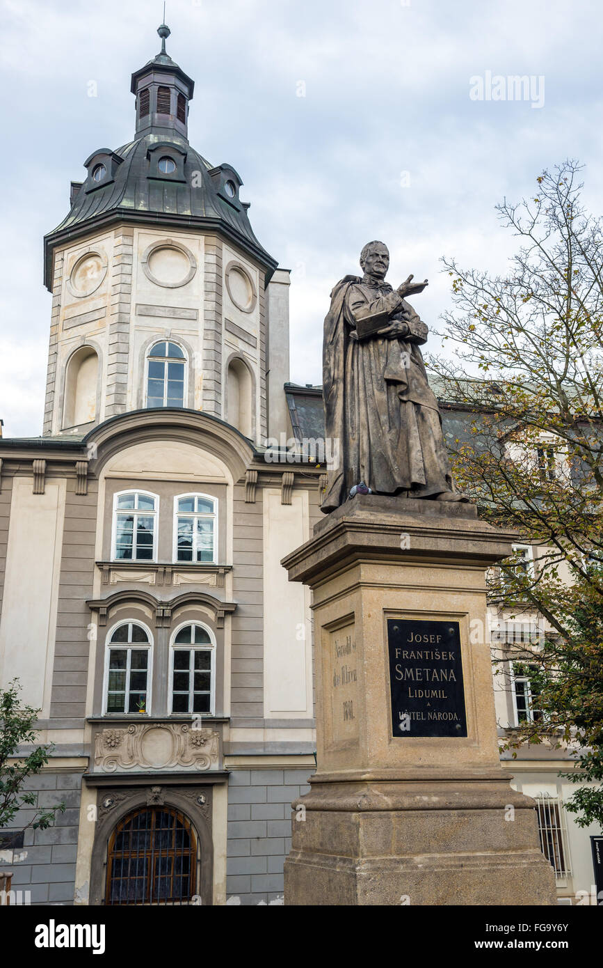 Josef Smetana statue et ancien collège des Prémontrés à Pilsen, République tchèque. Bibliothèque d'étude et de Pilsen Region de nos jours Banque D'Images