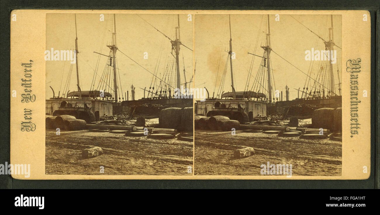 Cette image de la collection Robert N. Dennis présente des navires amarrés à des quais, offrant une vue détaillée du commerce maritime et des activités portuaires du XIXe siècle. Banque D'Images
