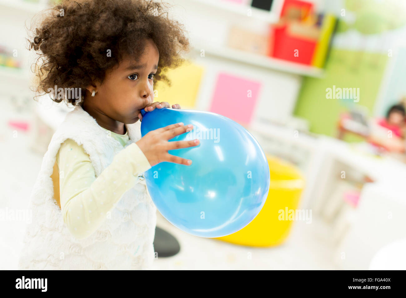 Petite fille noire avec un ballon Photo Stock - Alamy
