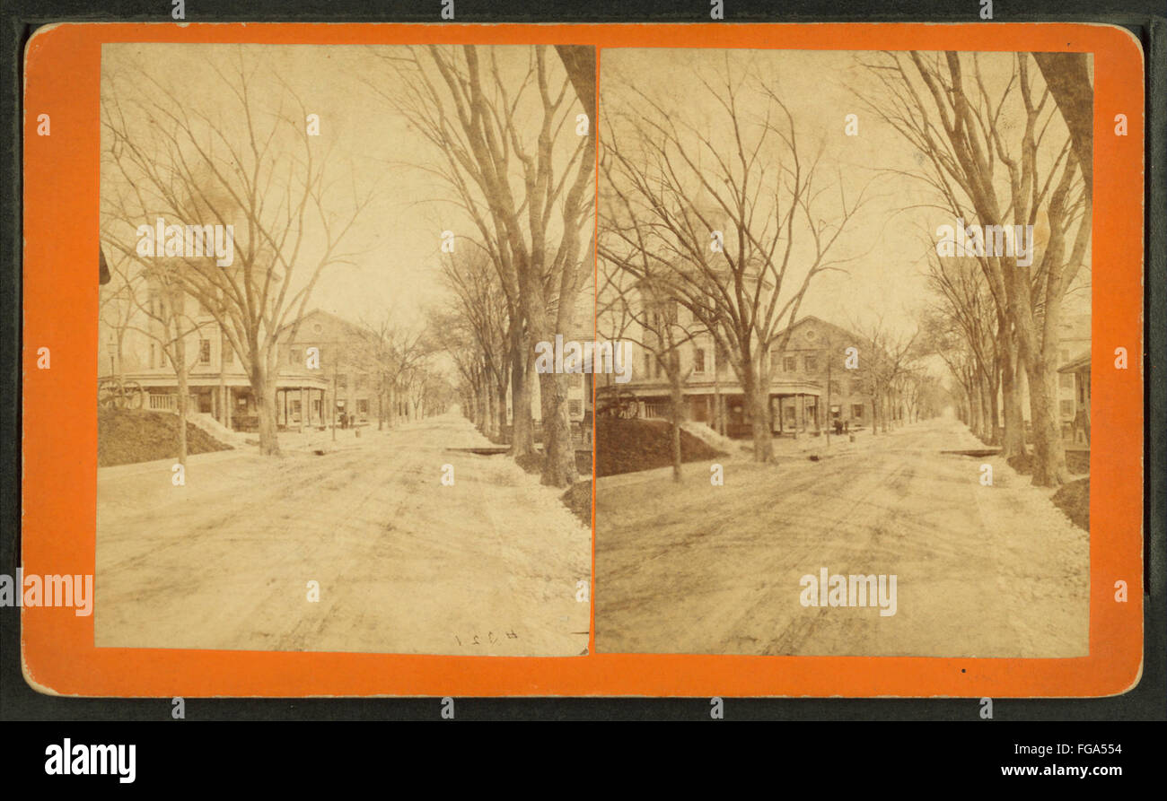 Cette photographie d'A. E. Alden représente commandant's Avenue au chantier naval de Boston, mettant en évidence les bâtiments et structures historiques du site. Banque D'Images