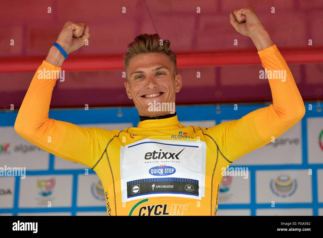 18.02.2016. Algarvem Lagoa, Portugal. Tour de l'Algarve, à vélo. Étape 2 Lagoa à Alto da Foia. Marcel KITTEL (GER) de ETIXX - Quick Step célèbre la victoire avec le maillot jaune au cours de la cérémonie du podium Banque D'Images