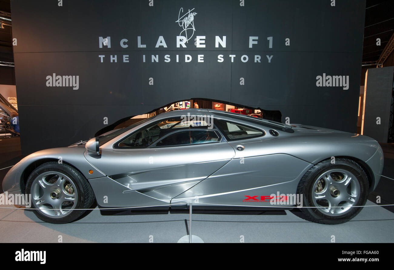 ExCel, Londres, Royaume-Uni. 18 Février, 2016. Gordon Murray, la formule 1 légendaire designer et "père" de la McLaren F1 est à l'honneur au deuxième Londres Salon de voitures. Un affichage spécial dédié à la plus célèbre Gordon conception, la McLaren F1, dispose de cinq de ces voitures iconiques dont deux voitures de route, et l'un deux GTR Longtail GT. Credit : Malcolm Park editorial/Alamy Live News Banque D'Images