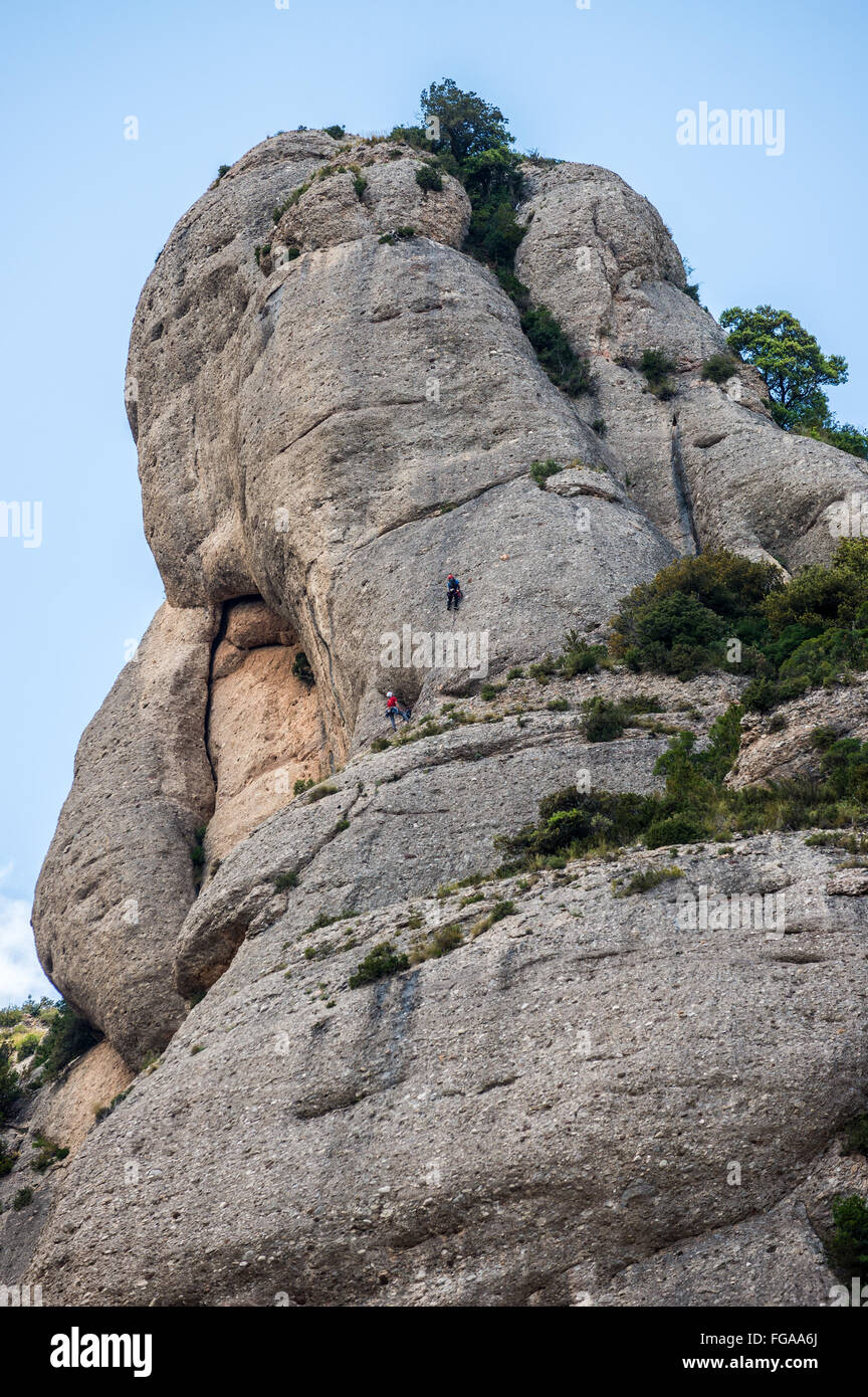 Énorme rocher sur l'abbaye de Santa Maria de Montserrat Montserrat en montagne, Espagne Banque D'Images