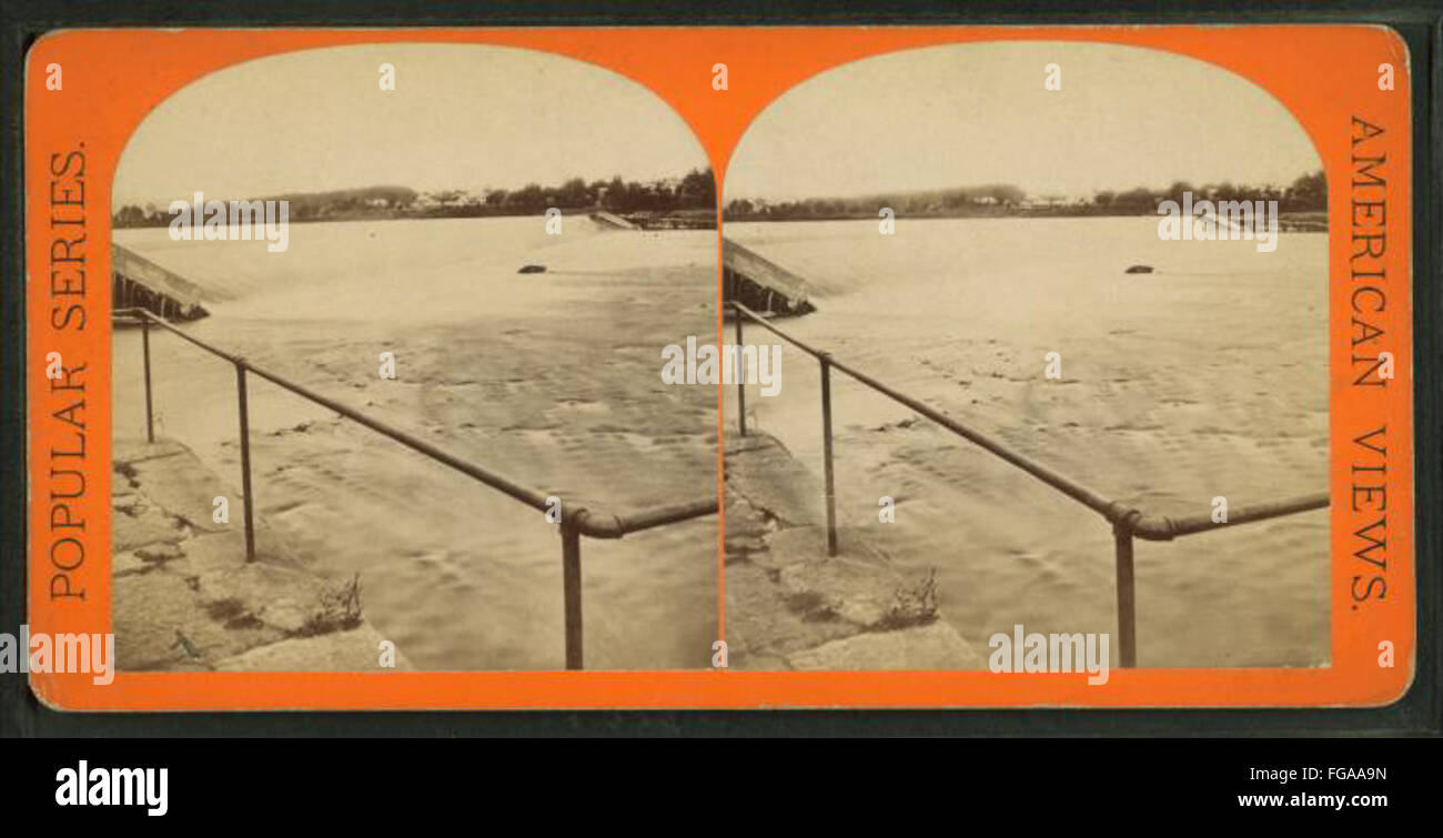 Cette photographie de E. & H.T. Anthony montre une vue générale d'un barrage et d'une passe à poissons avec South Hadley au loin, illustrant à la fois l'exploit d'ingénierie et le paysage naturel de la région. Banque D'Images