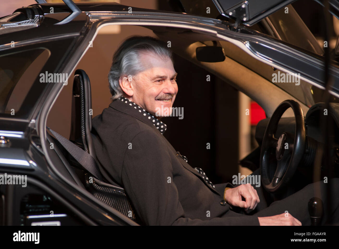 ExCel, Londres, Royaume-Uni. 18 Février, 2016. Gordon Murray, la formule 1 légendaire designer et "père" de la McLaren F1 est à l'honneur au deuxième Londres Salon de voitures. Un affichage spécial dédié à la plus célèbre Gordon conception, la McLaren F1, dispose de cinq de ces voitures iconiques dont deux voitures de route, et l'un deux GTR Longtail GT. Credit : Malcolm Park editorial/Alamy Live News Banque D'Images