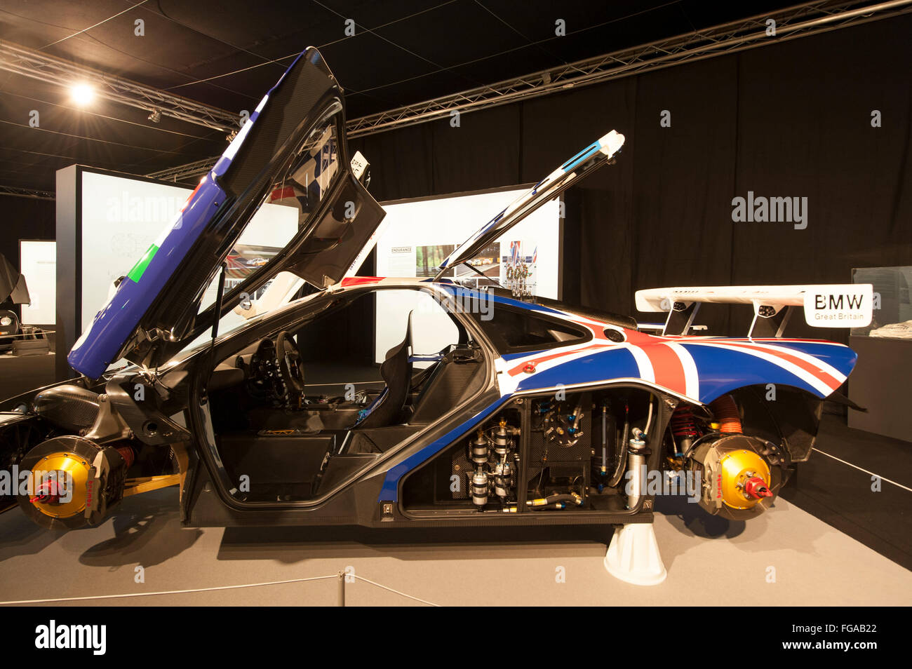 ExCel, Londres, Royaume-Uni. 18 Février, 2016. Gordon Murray, la formule 1 légendaire designer et "père" de la McLaren F1 est à l'honneur au deuxième Londres Salon de voitures. Un affichage spécial dédié à la plus célèbre Gordon conception, la McLaren F1, dispose de cinq de ces voitures iconiques dont deux voitures de route, et l'un deux GTR Longtail GT. Credit : Malcolm Park editorial/Alamy Live News Banque D'Images