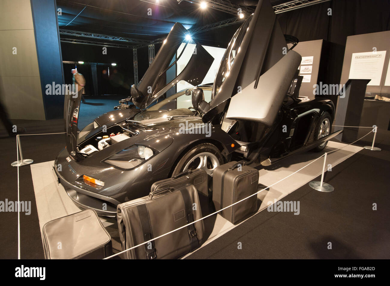 ExCel, Londres, Royaume-Uni. 18 Février, 2016. Gordon Murray, la formule 1 légendaire designer et "père" de la McLaren F1 est à l'honneur au deuxième Londres Salon de voitures. Un affichage spécial dédié à la plus célèbre Gordon conception, la McLaren F1, dispose de cinq de ces voitures iconiques dont deux voitures de route, et l'un deux GTR Longtail GT. Credit : Malcolm Park editorial/Alamy Live News Banque D'Images
