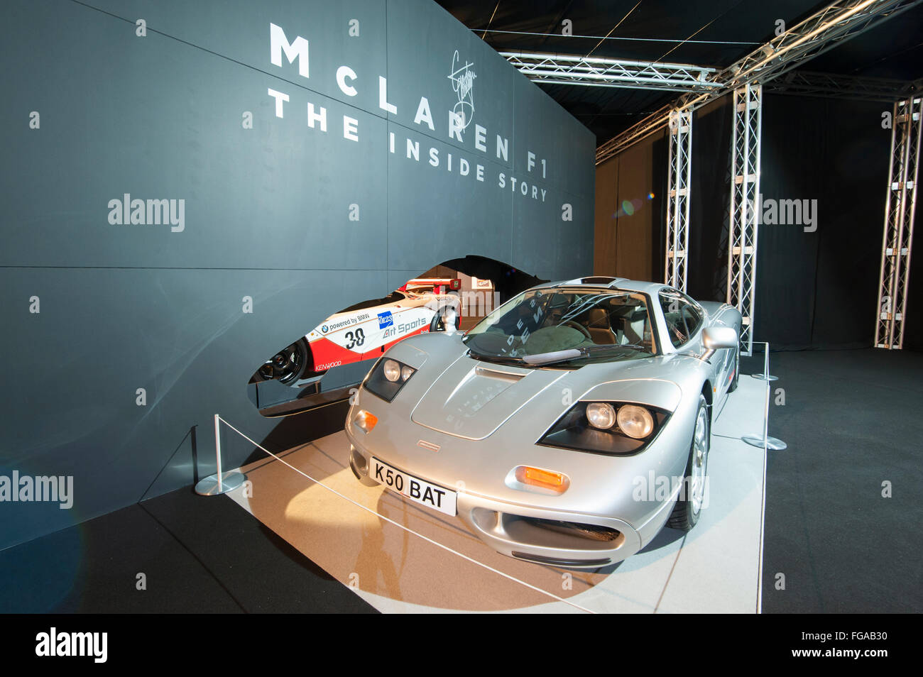 ExCel, Londres, Royaume-Uni. 18 Février, 2016. Gordon Murray, la formule 1 légendaire designer et "père" de la McLaren F1 est à l'honneur au deuxième Londres Salon de voitures. Un affichage spécial dédié à la plus célèbre Gordon conception, la McLaren F1, dispose de cinq de ces voitures iconiques dont deux voitures de route, et l'un deux GTR Longtail GT. Credit : Malcolm Park editorial/Alamy Live News Banque D'Images