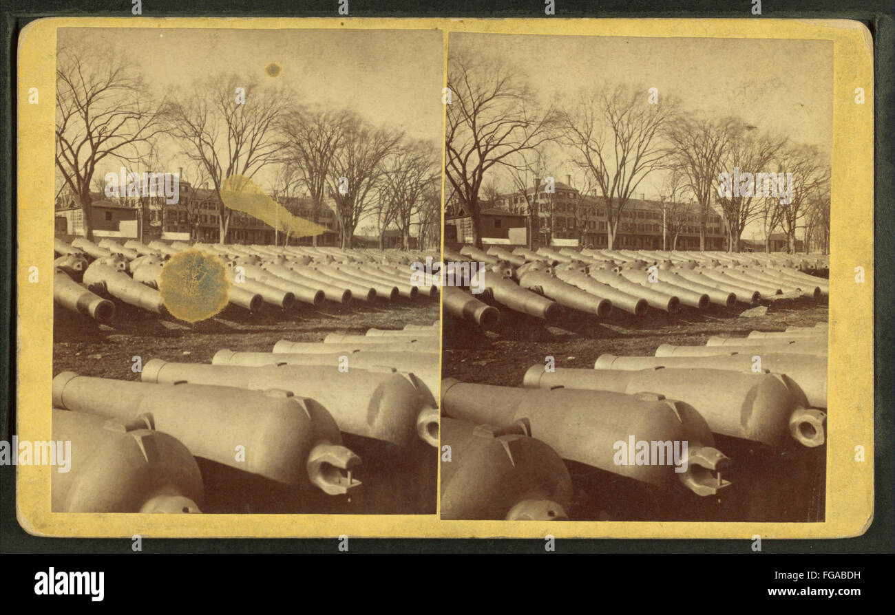 Cette vue stéréoscopique de la collection Robert N. Dennis montre le parc à armes et la caserne du Boston Navy Yard, mettant en évidence l'architecture militaire et l'infrastructure navale de l'époque. Banque D'Images