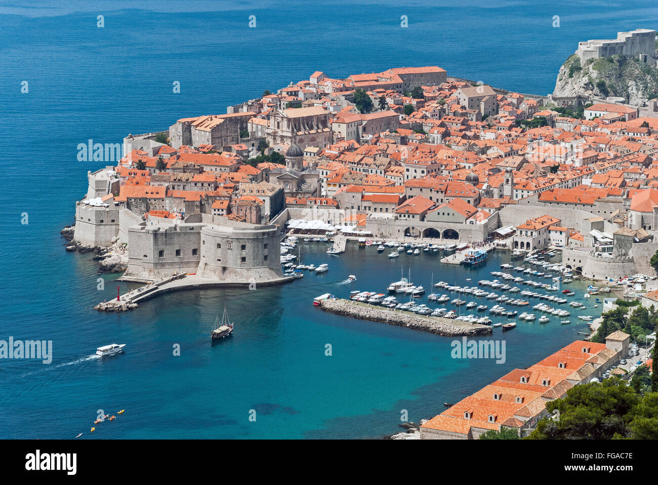 Vue sur Dubrovnik, Croatie des montagnes avec des navires et des yachts dans le port Banque D'Images