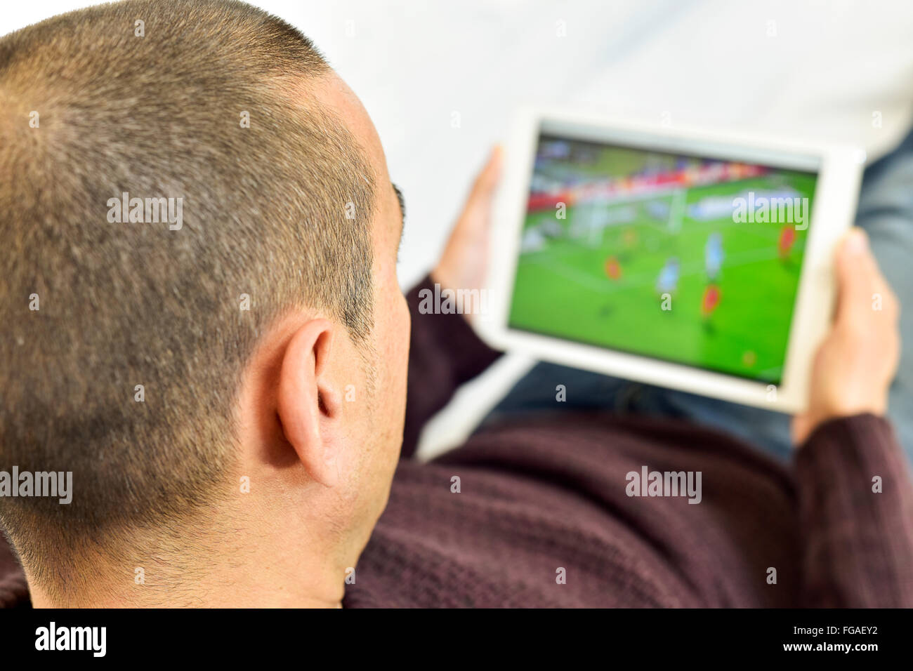Man watching match on computer Banque de photographies et d'images à haute  résolution - Alamy