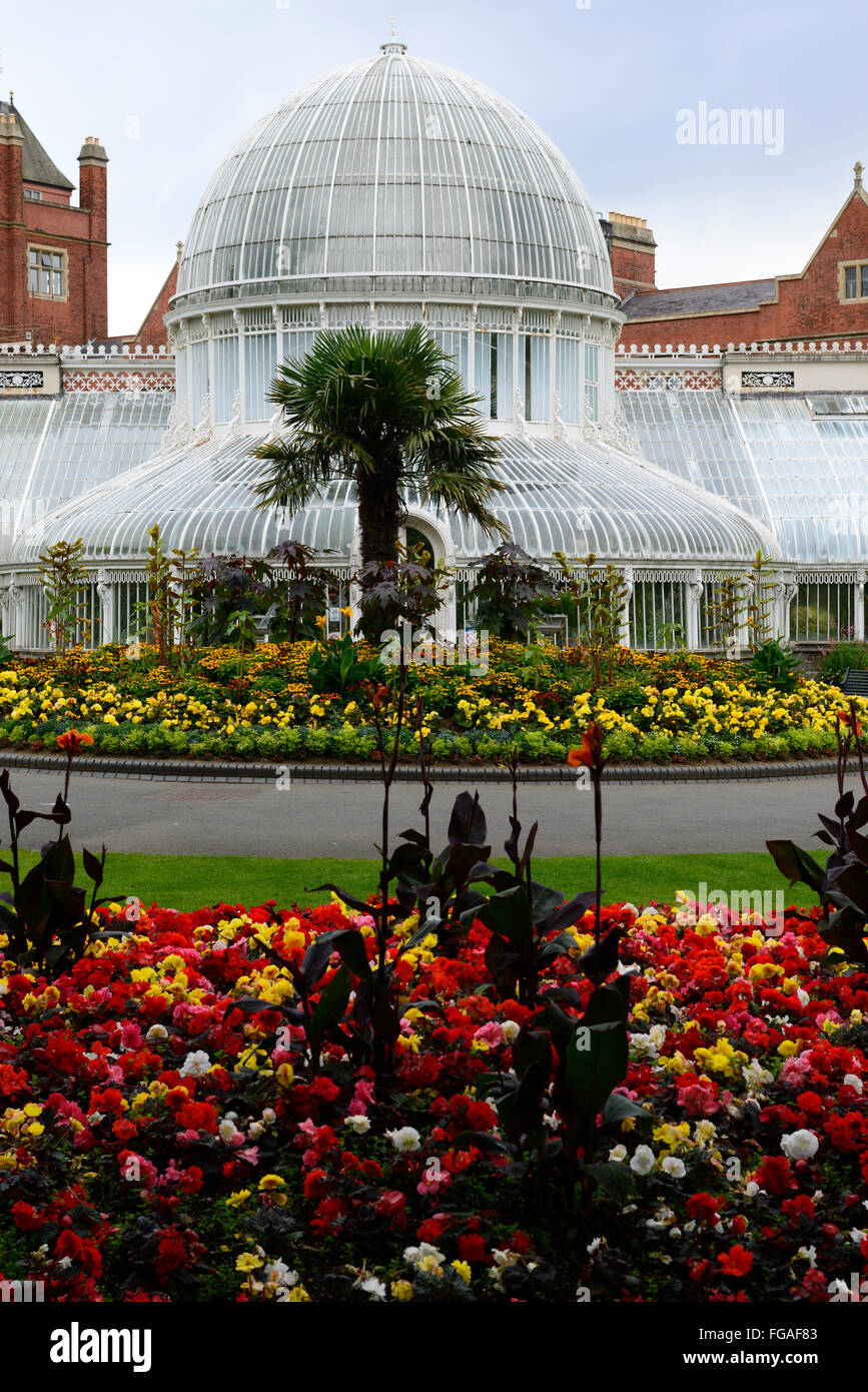 Les Jardins Botaniques de Belfast Palm House Glass House bed frontière literie lits circulaire ronde affichage couleur des annuelles annuelles Floral RM Banque D'Images