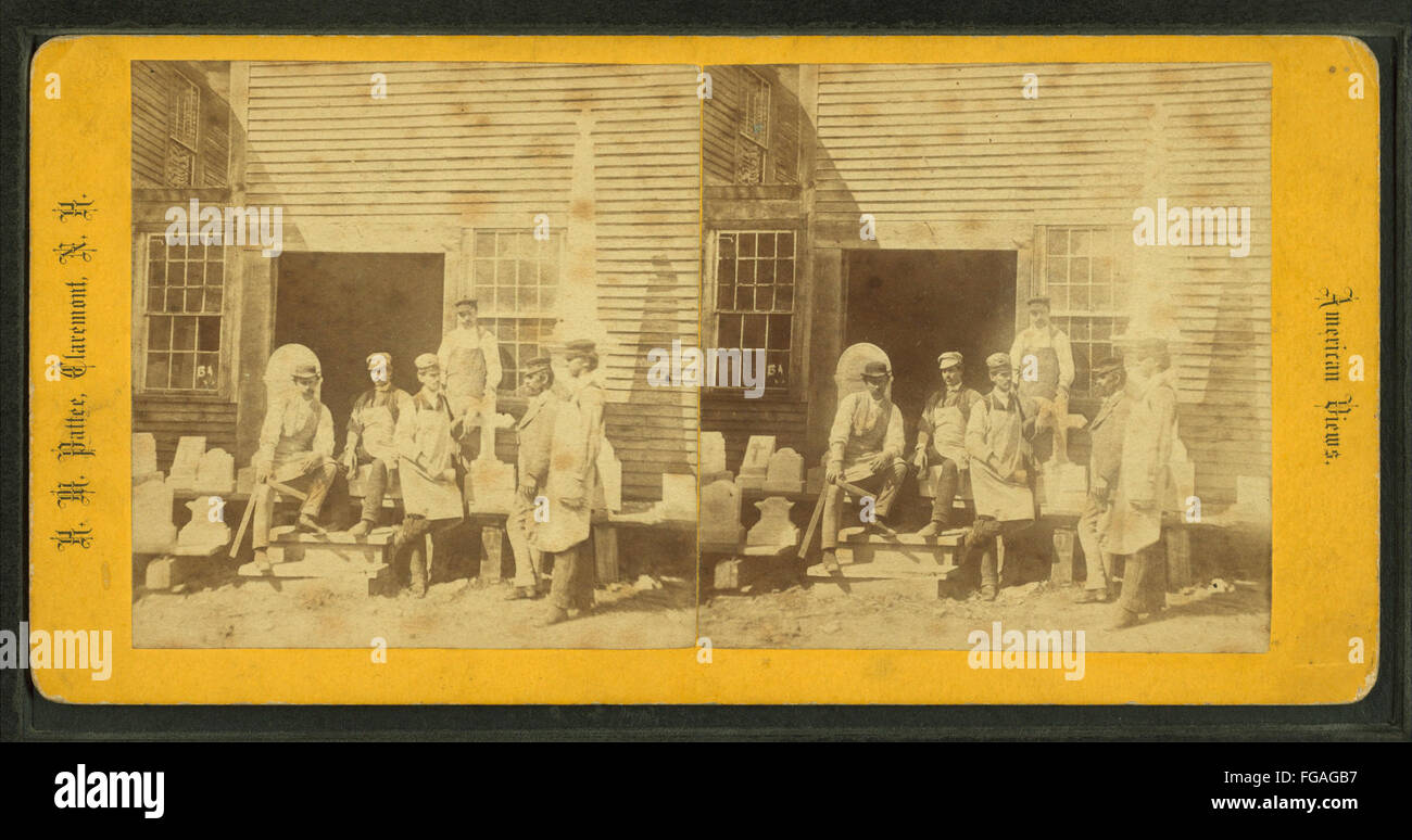 Une photographie montrant le Marble Shop à Claremont, New Hampshire, prise par H. M. Pattee. L'image met en valeur l'activité industrielle et les matériaux de construction produits dans l'atelier. Banque D'Images