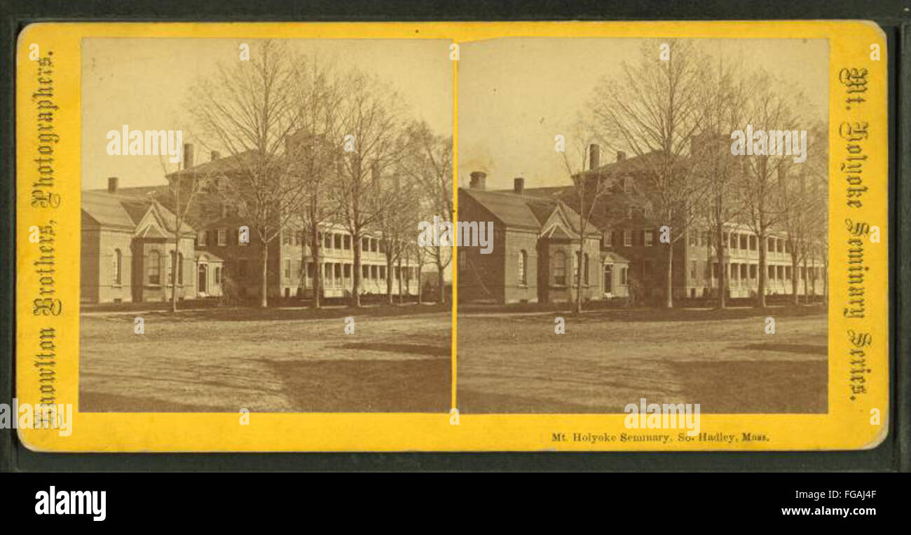 Cette photographie de Knowlton Bros montre le Mt. Holyoke Seminary à South Hadley, Massachusetts, mettant en valeur l'architecture du bâtiment et son paysage environnant. Banque D'Images