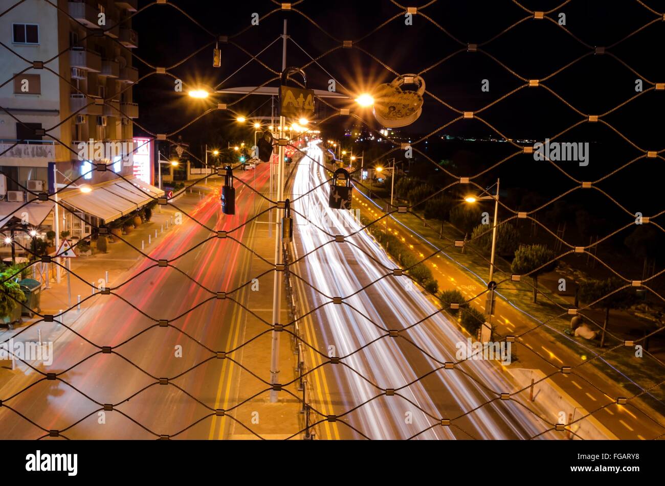 Une vue de la nuit de la mer, passerelle pour piétons reliant la plage de GSO Sports Park à Limassol, Chypre. Une vue sur le câble t Banque D'Images